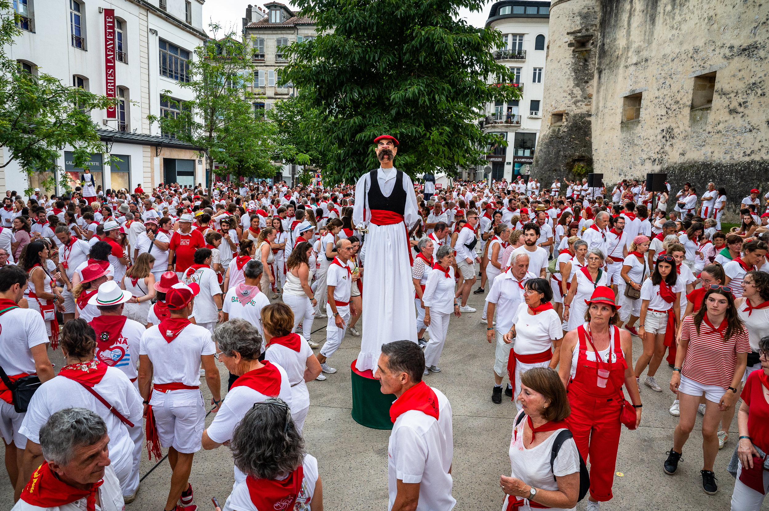 Fêtes de Bayonne - Karrikaldi place Jacques-Portes © Mathieu Prat